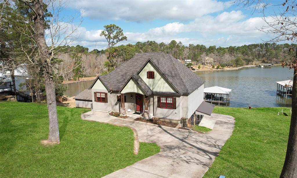 Charming lakeside home with picturesque views and direct access to the water. Ideal for tranquil living and outdoor activities.
