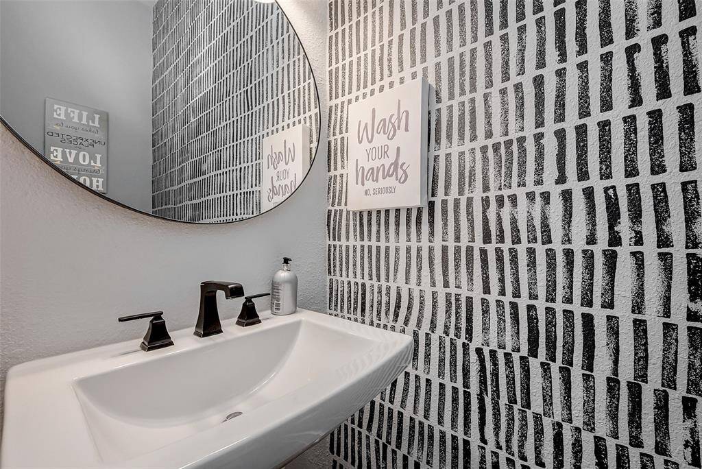 1/2 bath w/faux paint