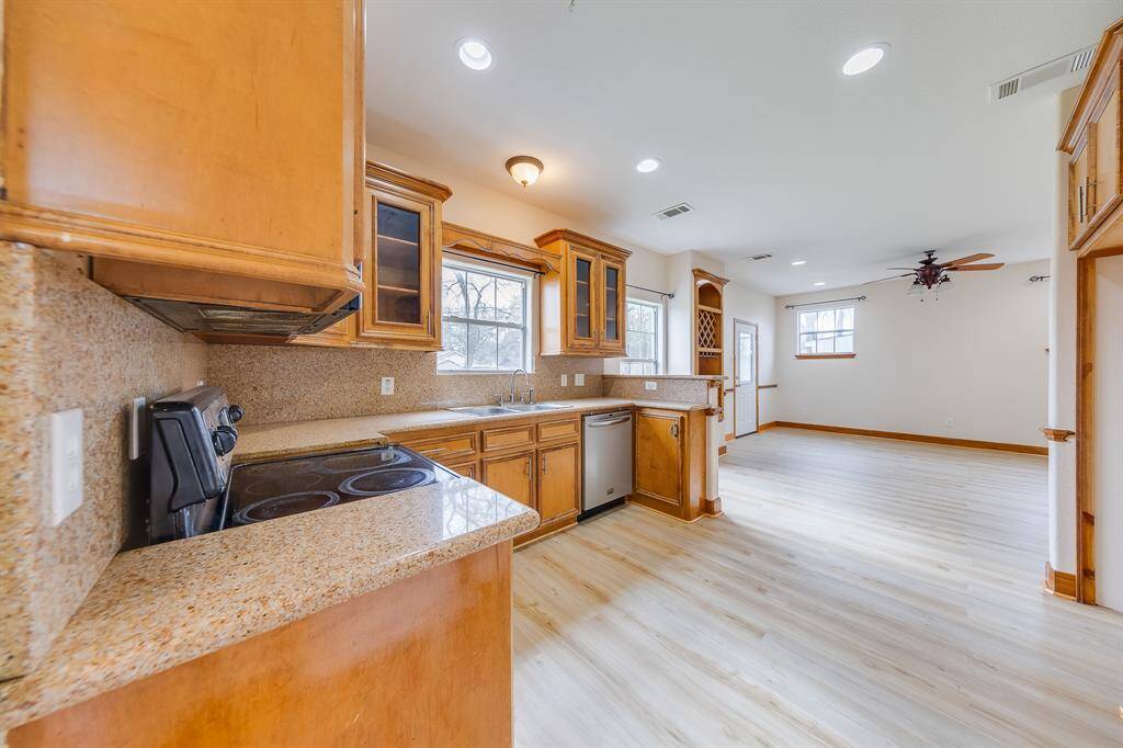 There are gas connection for stove as well.