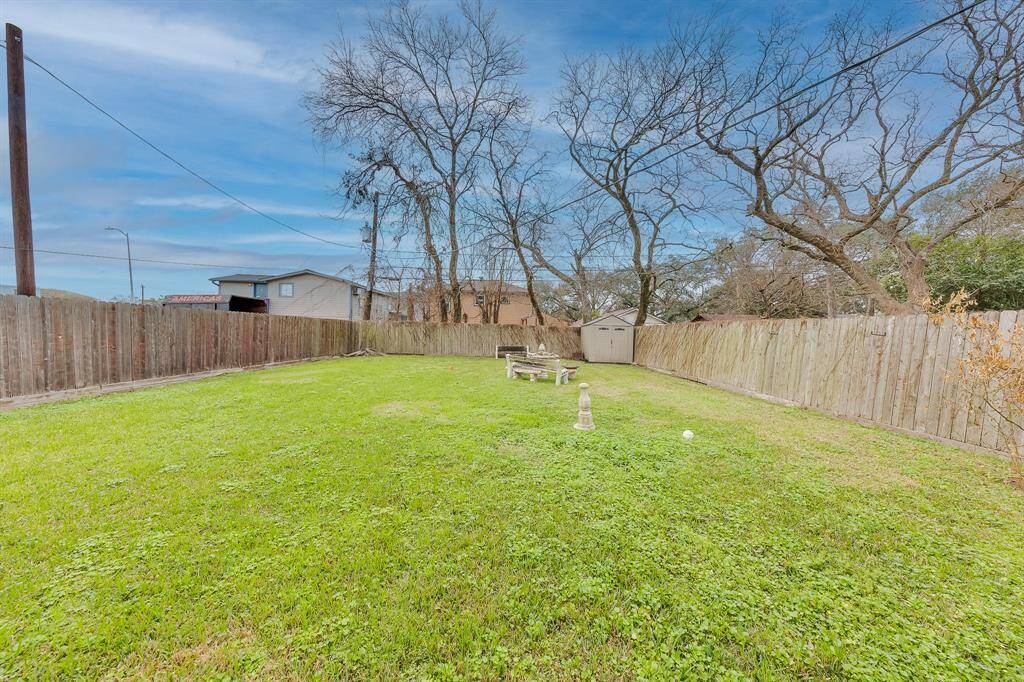 Huge back yard must see.