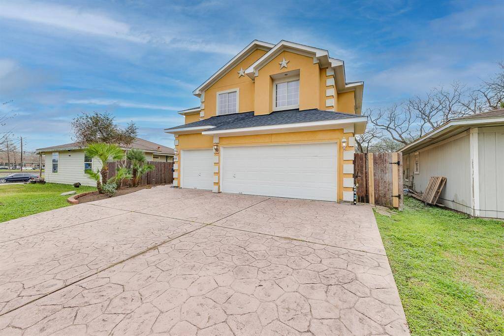 Side view extra wide driveway