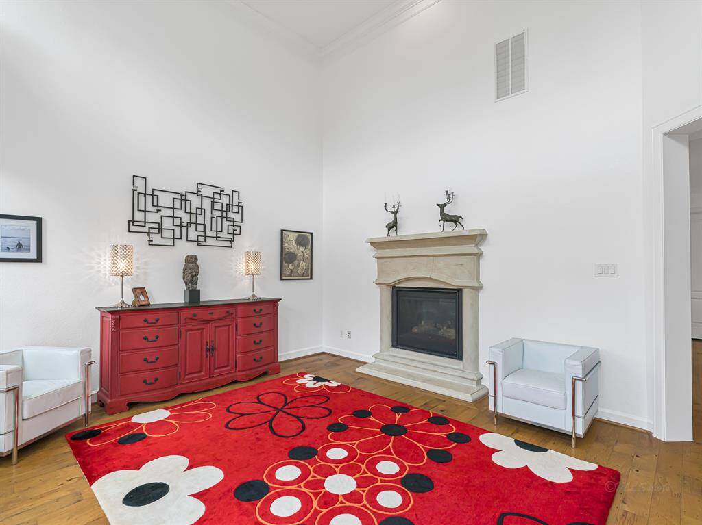 2-sided fireplace in the living room
