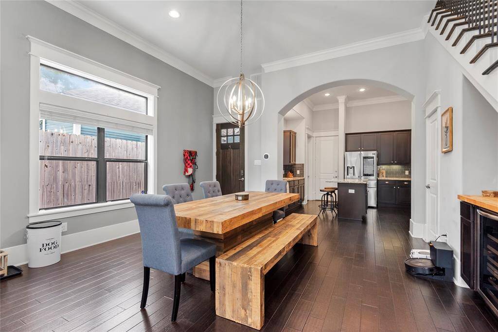 A cozy dining space adjacent to the kitchen, ideal for family meals and entertaining guests.