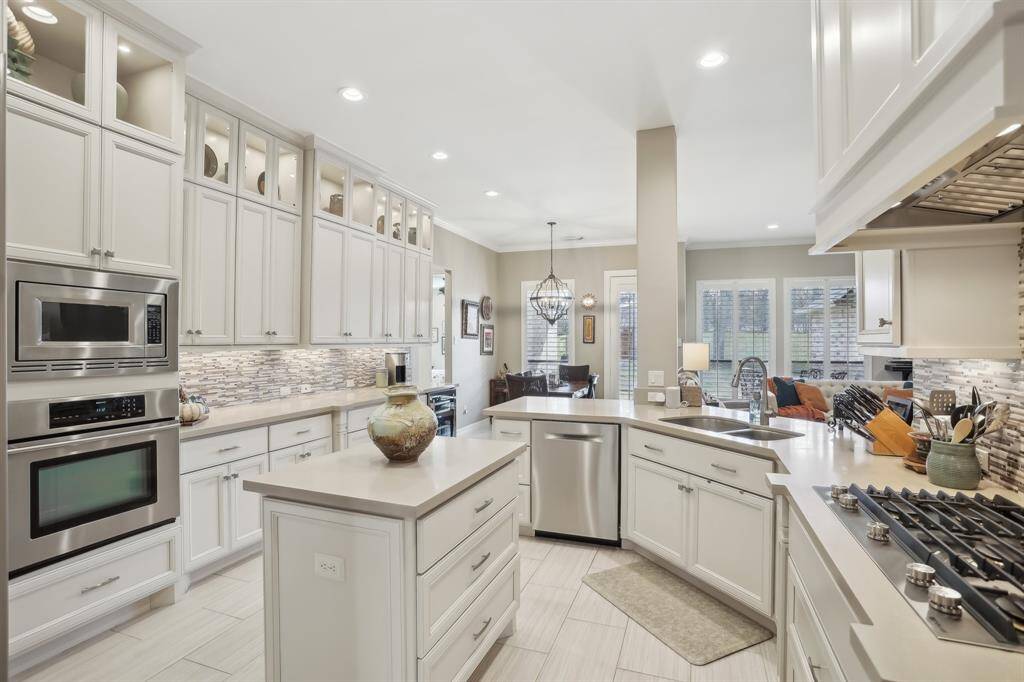 Look at all the storage in this fantastic kitchen!