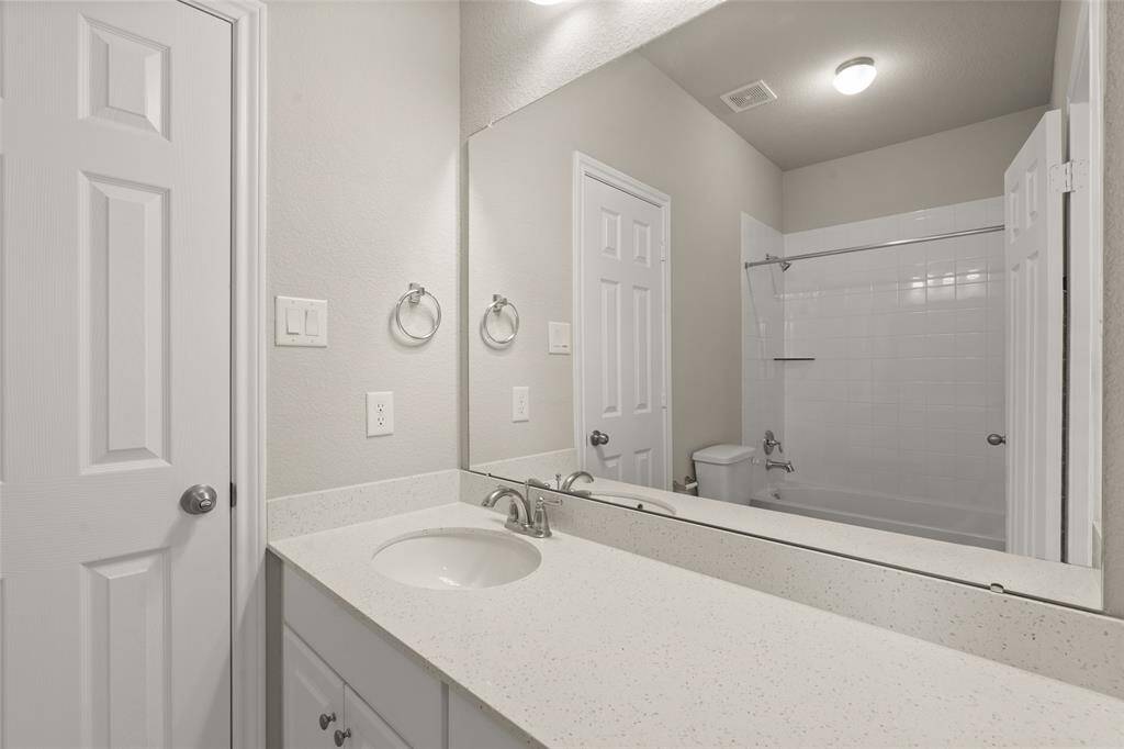 Note: Sample product photo. Actual exterior and interior selections may vary by homesite.