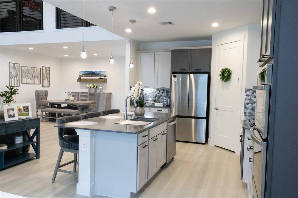 Double oven with premium custom-made cabinets