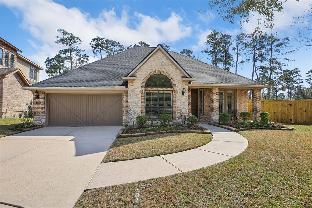 Welcome to 105 E Silverwood Ranch Estates situated on a cul-de-sac. No MUD and excellent location!