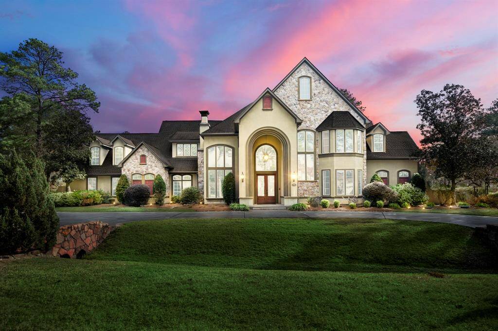 46 Florham Park offers a spacious and elegant living environment, located in the prestigious golf course community of Gleannloch Farms.