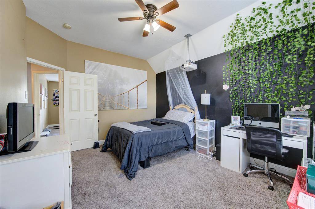Large 3rd Bedroom!