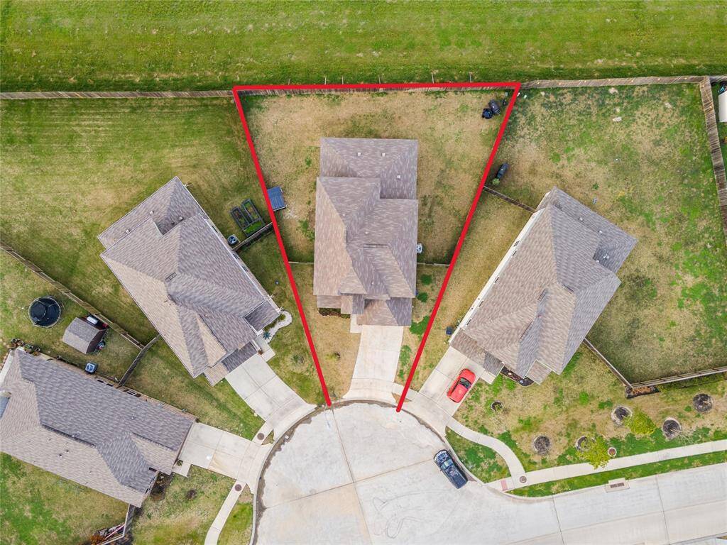 Drone view. House conveniently located at the Cul de Sac
