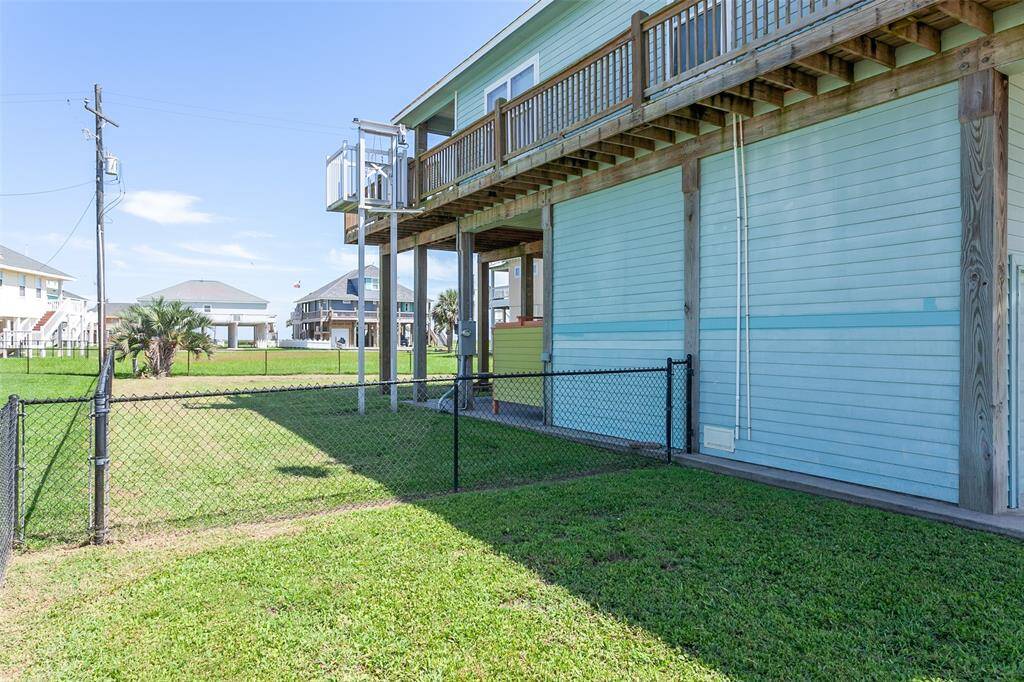 Side yard--lot is almost a 1/4 acre.