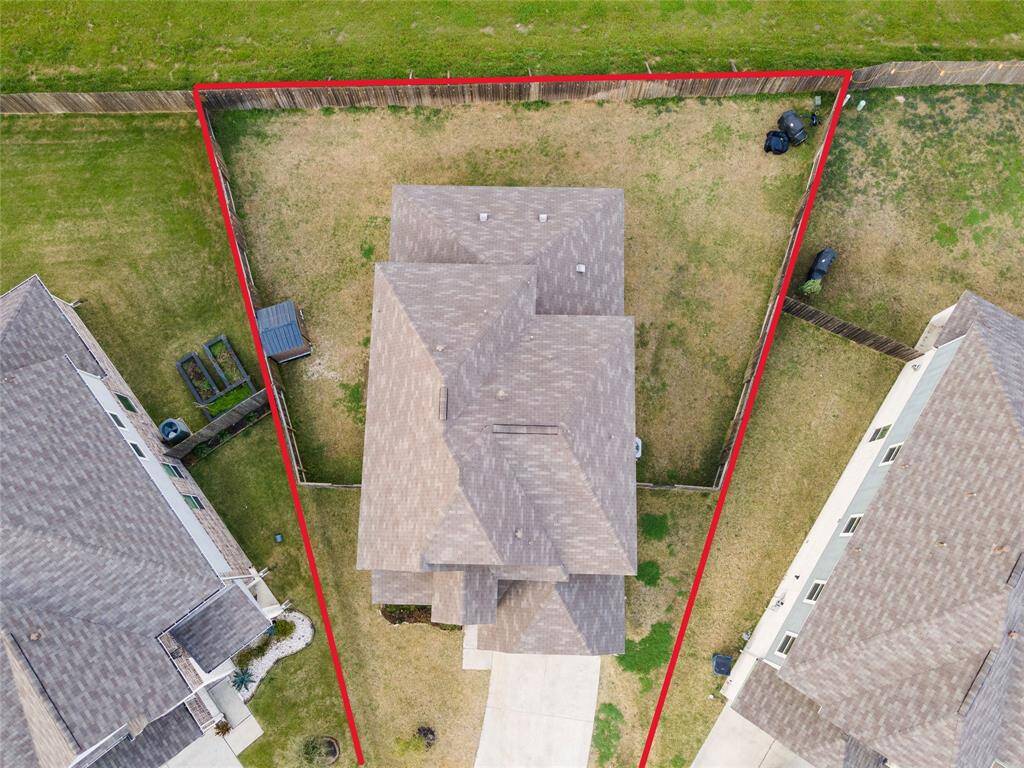 Aerial view. Huge yard.