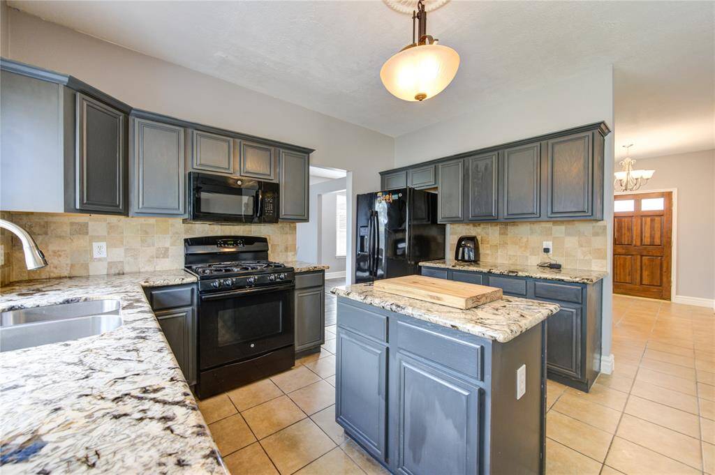 Lovely Kitchen with Island!