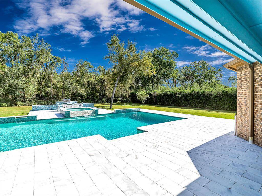 Imported European Marble Pool Deck and that stays cool to the touch even on the hottest days.