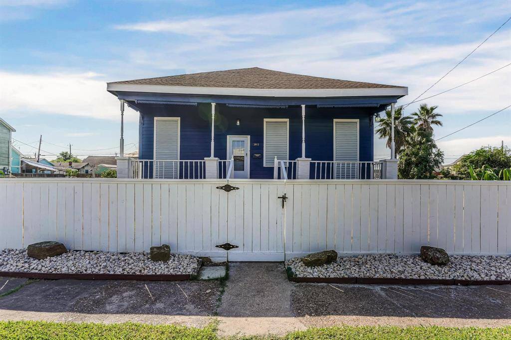Stylish new front fence with hassle-free landscaping.
