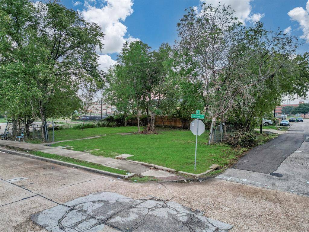 CORNER OF THE PROPERTY