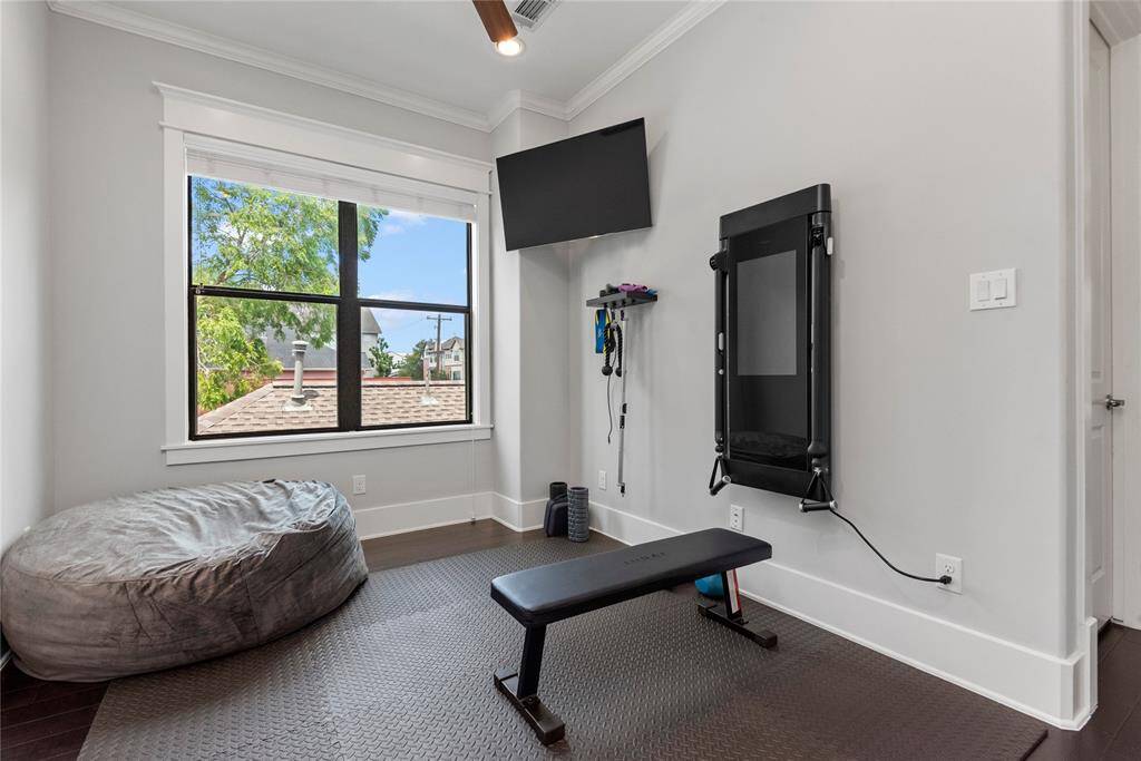 This room is perfect for guests, home office, or gym!