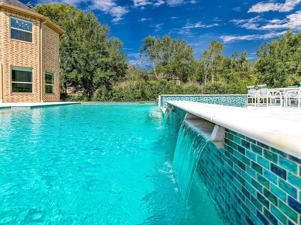 Sparkling pool has five waterfall features