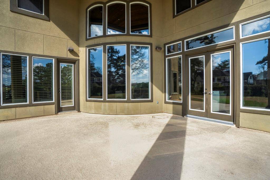 Large windows bring in tons of natural light into the home - this home is ready for a new owner to bring in their timeless style.