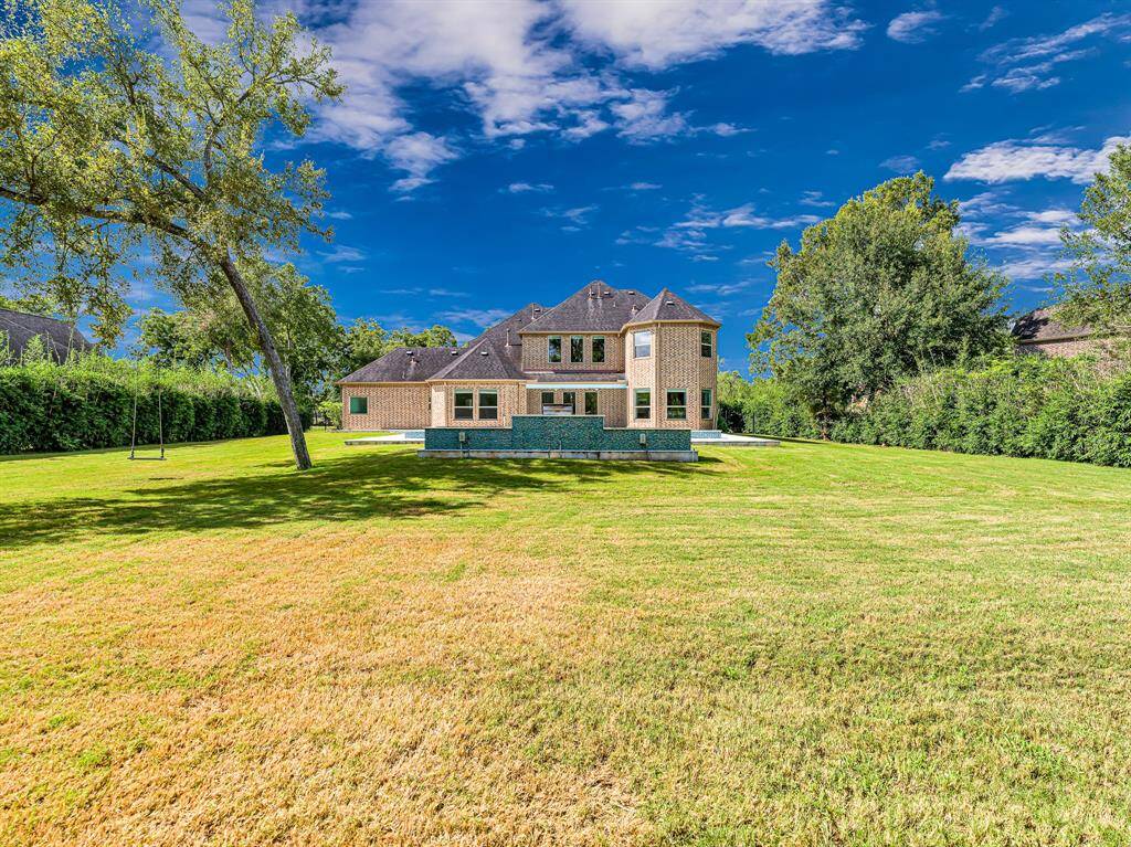 Generous back yard with plenty of space