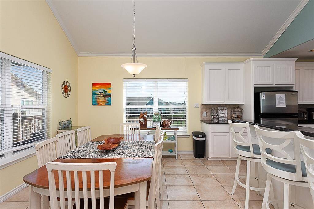 Light and bright dining area.