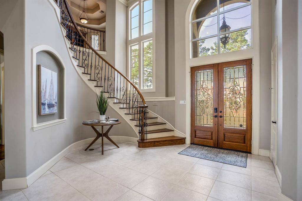 A large and inviting foyer area offer a wonderful greeting space for when entertaining, notice the art niche to display a particular item that you may want to showcase.