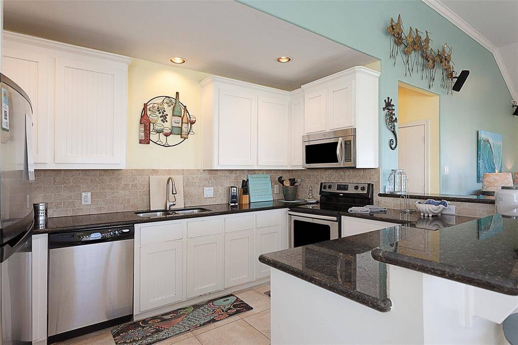 Fully equipped kitchen with small appliances as well!