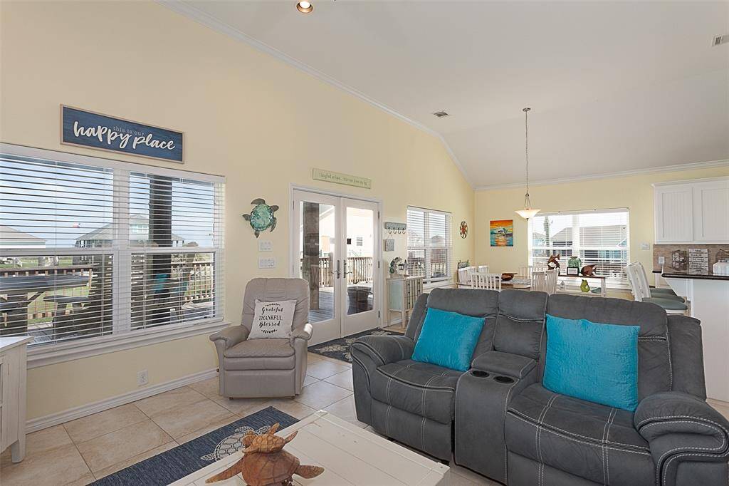 Tall ceilings, lots of natural light and plenty of space to enjoy one another!