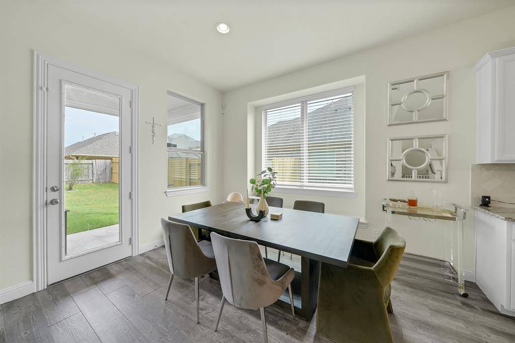 breakfast room that is a perfect size for your dining room. You have a built-in window seat option as well