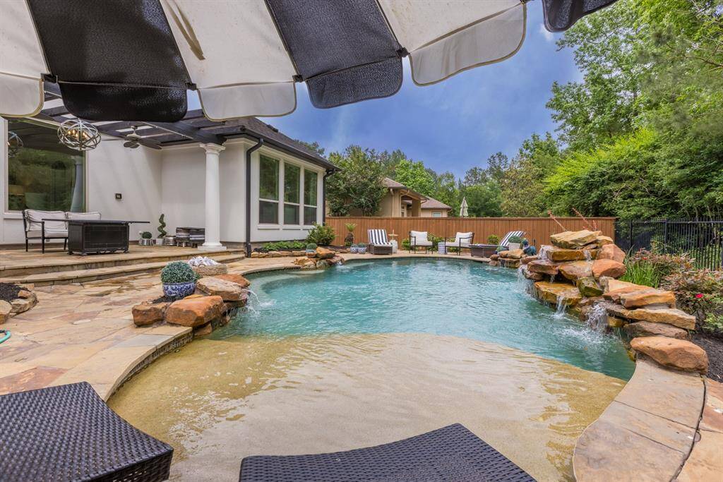 Beach entry in to the pool!