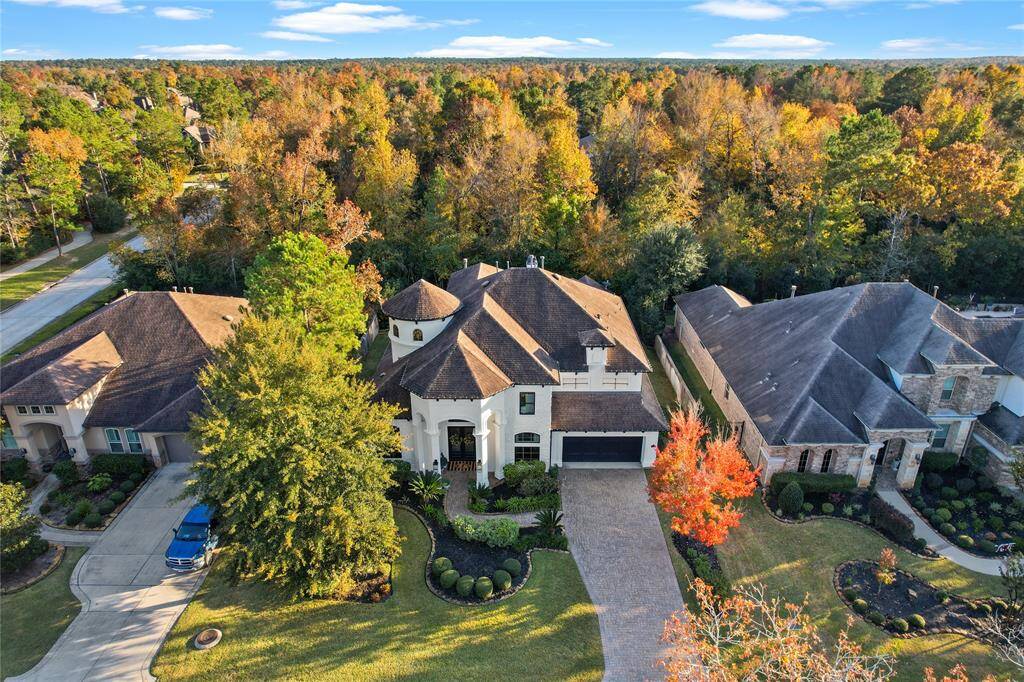 Located on a great lot with in spyglass