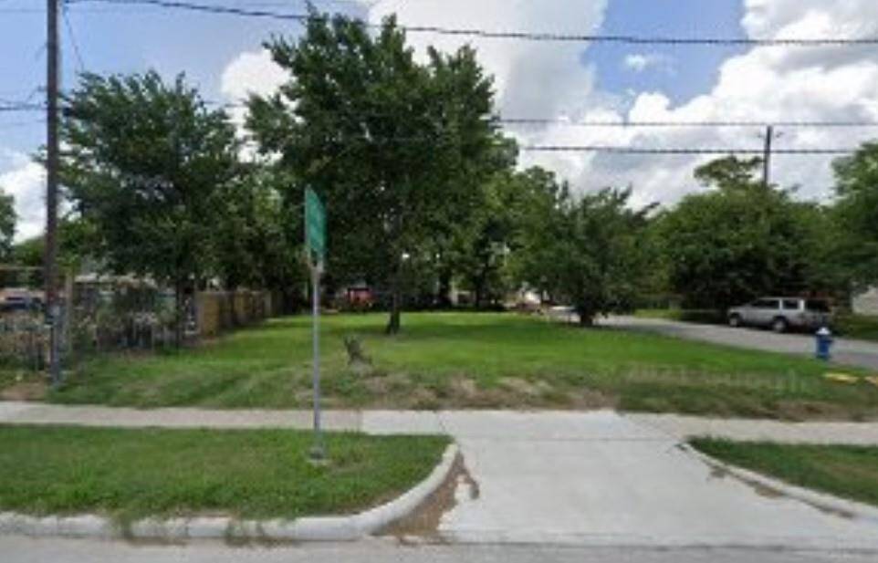 This is a street view of the lot with established ingress/egress.