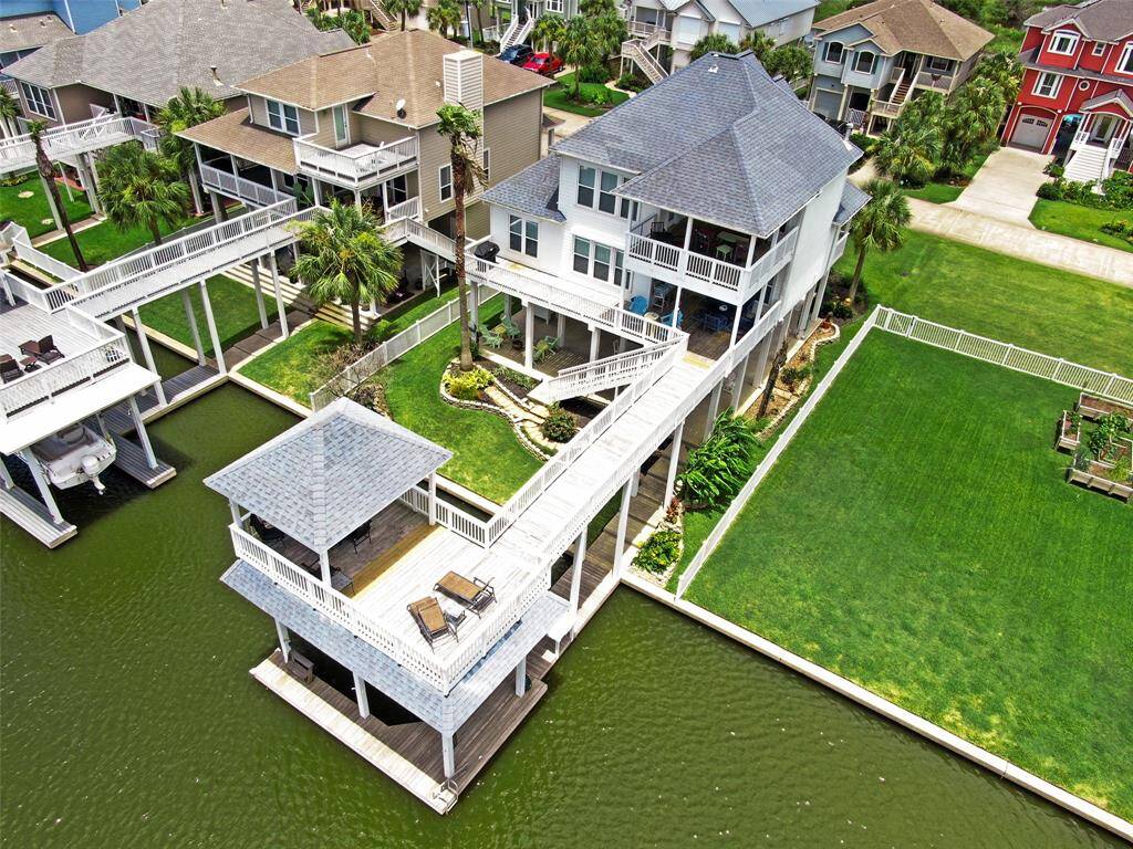 Lots of decks for outdoor living , both sun decks and covered decks.