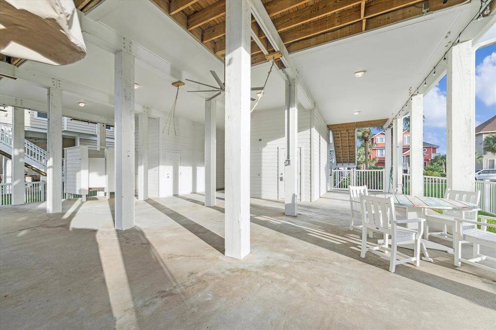 Enormous entertaining space with southerly breezes