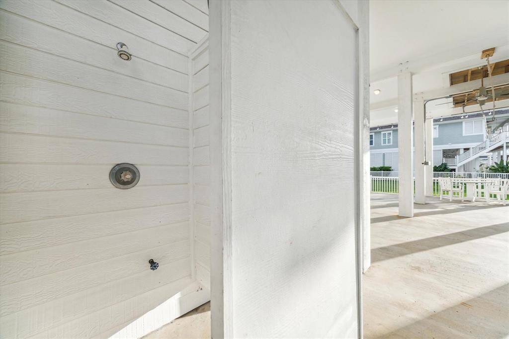 Large outdoor shower perfect for 'after the beach' jaunts!