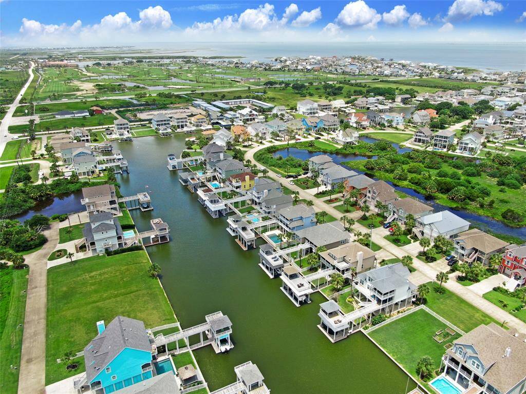 Hop in your boat and cruise to the bay or just enjoy an evening neighborhood cruise!