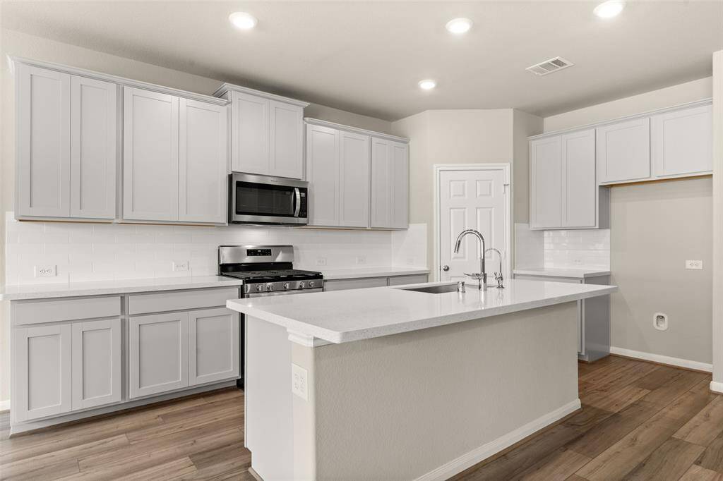 Note: Sample product photo. Actual exterior and interior selections may vary by homesite.