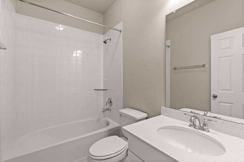 Note: Sample product photo. Actual exterior and interior selections may vary by homesite.