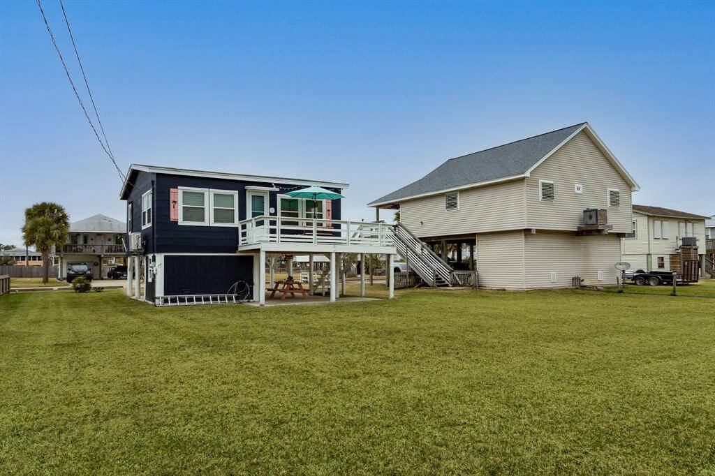 Backyard space in this oversized lot 8020 sq ft. Plenty of room to put in a pool or for yard games. Ideal for outdoor activities and potential for landscaping or recreational use.