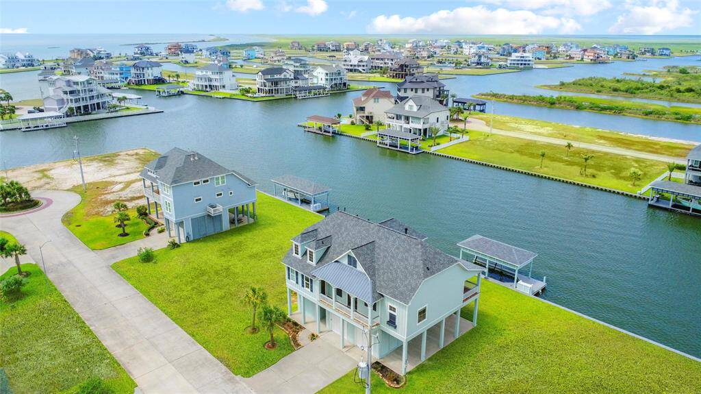 THIS AERIAL VIEW SHOWS THE EXTENSIVE ROAD NETWORKS, BRACKISH WATER PONDS AND CAST EXPANSE OF WEST GALVESTON BAY. THE HARBORWALK COMMUNITY OFFERS A FULL-SERVICE MARINA, FUEL, FRESH BAIT, A SWIM CENTER, AND YATCH CLUB, ALONG WITH DEEP WATER ACCESS, MAKING IT A HAVEN FOR BOATING ENTHUSIASTS.