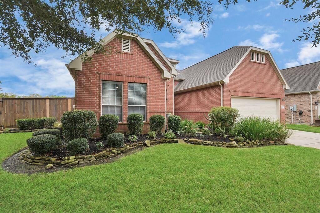 This corner lot boasts a beautifully maintained front yard, expertly cared for by the HOA.