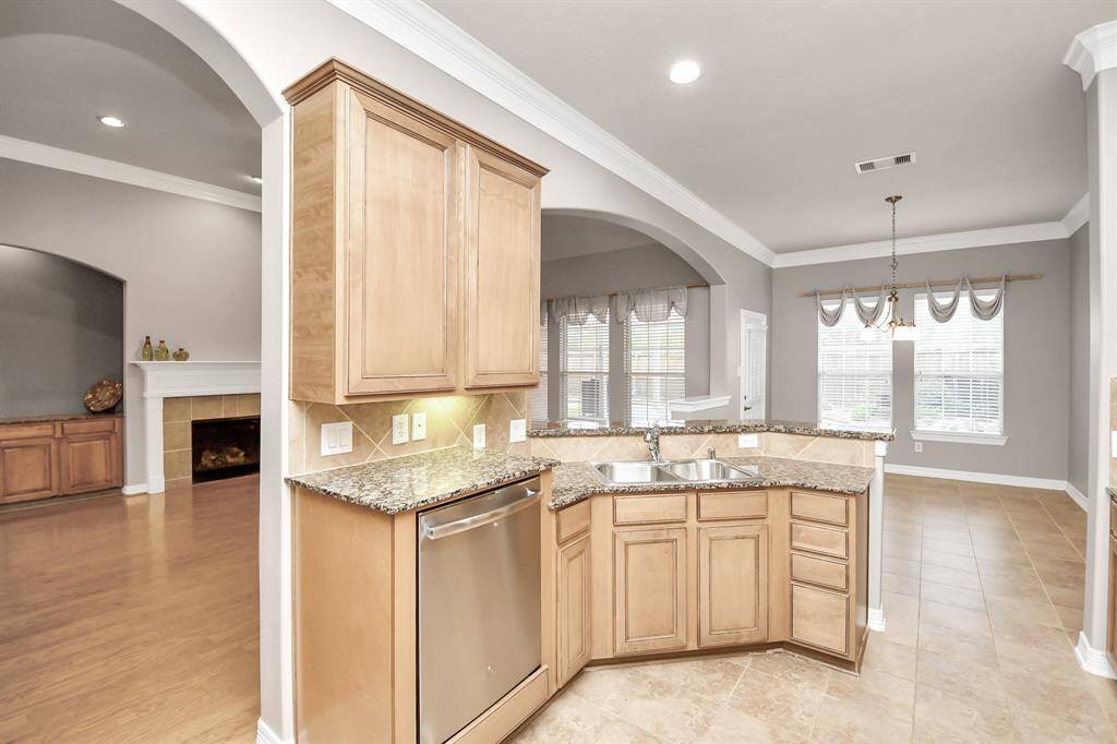 Ideal for entertaining, this home features a seamless flow between the spacious living room, kitchen and breakfast nook.