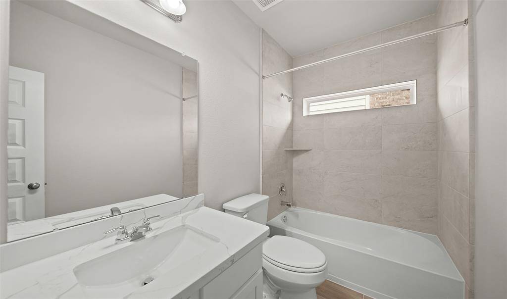 Hall bath (*Photo not of actual home and used for illustration purposes only.)