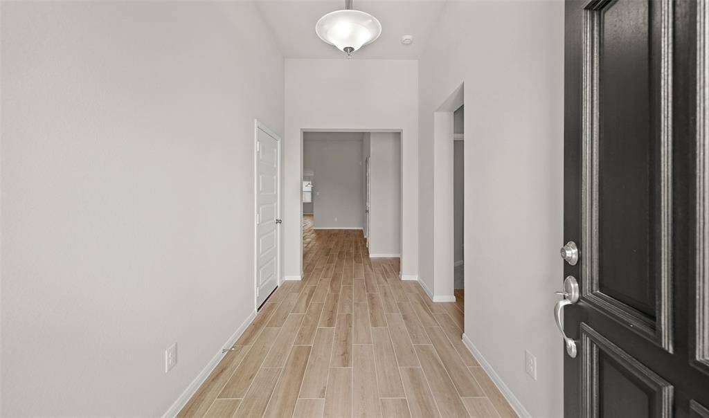 Inviting foyer (*Photo not of actual home and used for illustration purposes only.)