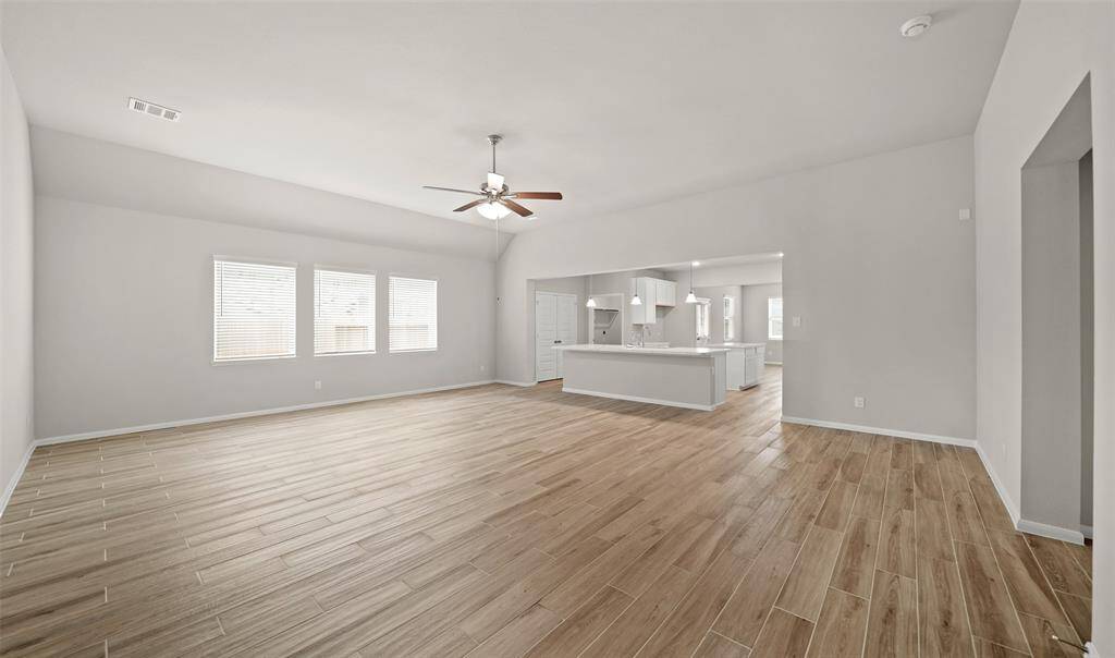 Impressive great room (*Photo not of actual home and used for illustration purposes only.)