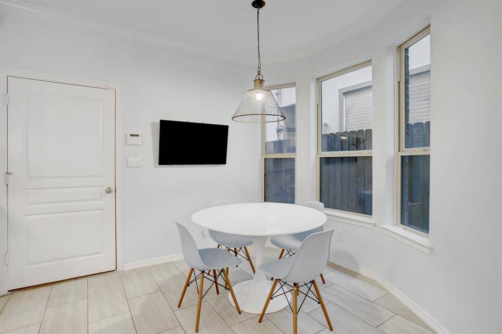 Breakfast Room – Grab a fast meal in the light and bright breakfast area.
