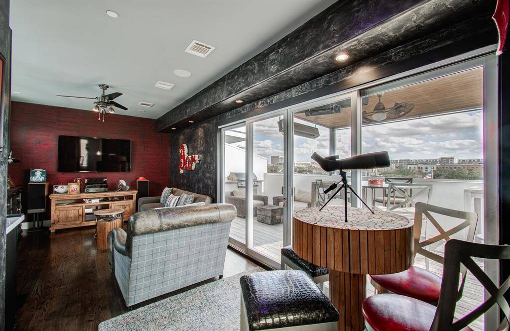 Check out this entertainers' dream space on the 4th floor!
