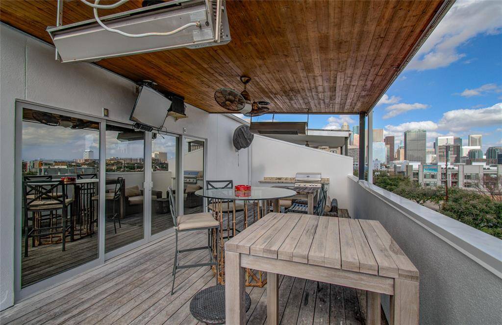 Incredible rooftop deck with downtown views!
