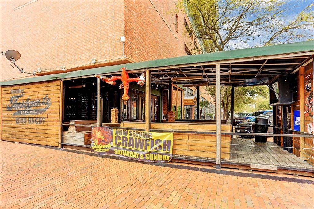 Incredible restaurants in walking distance proximity.