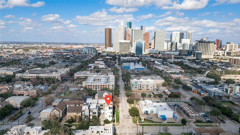 Welcome home! Close proximity to downtown Houston and easy access to major freeways.
